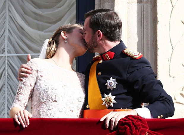 Beijo principe Guilherme e condessa Stephanie