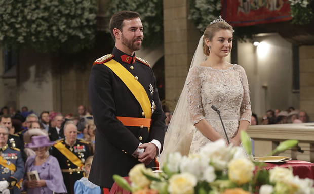 Principe Guilherme e Condessa Stephanie no altar